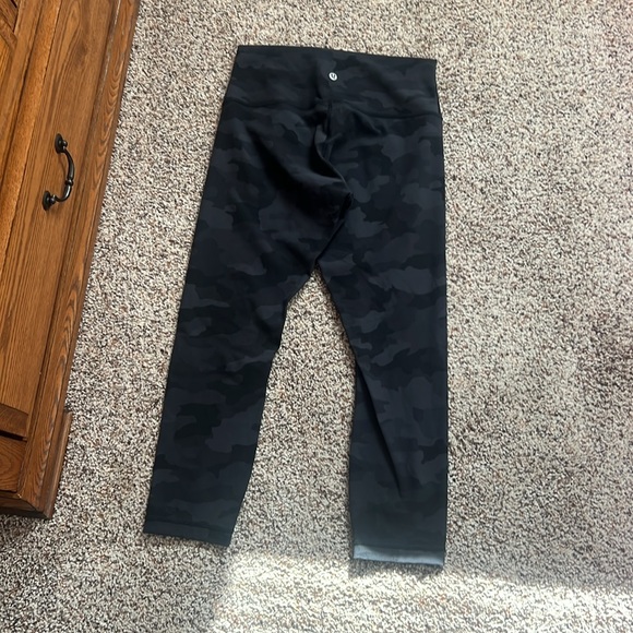Lululemon size 8 camo capris - Picture 4 of 4
